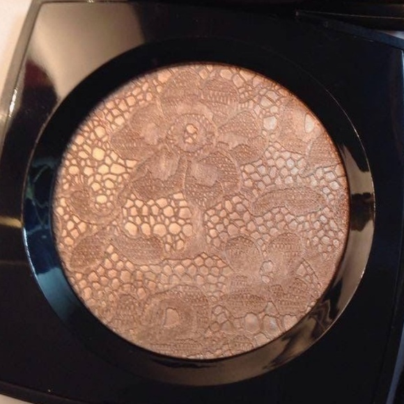 CHANEL Other - CHANEL DENTELLE PRECIESE ILLUMINATING POWDER , LE